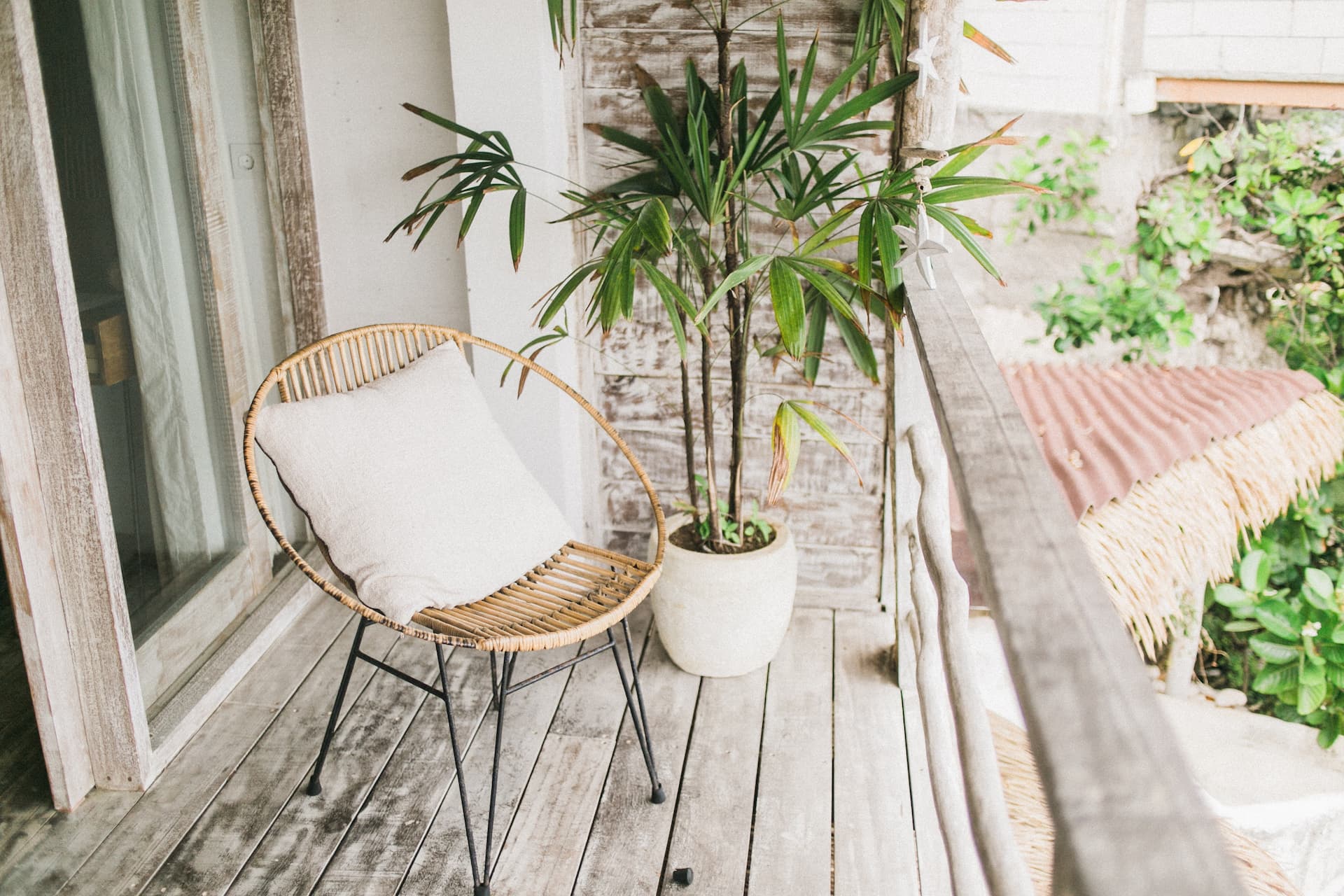 Silla de mimbre decorando una terraza pequeña